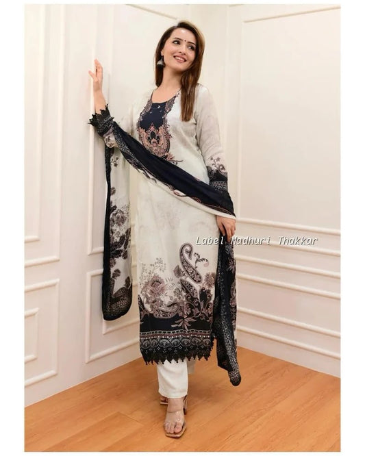 Regal Threads: Luxurious Pakistani Dress Selection